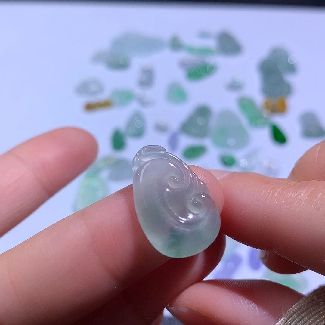 翡翠颈饰未镶嵌如意