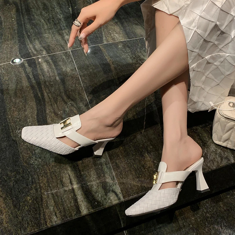 2025夏季新款气质金扣手工编织包头真皮软面时尚女士拖鞋跟6CM