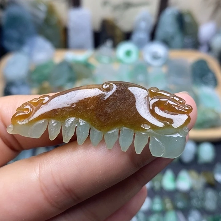 翡翠未镶嵌颈饰一梳百顺