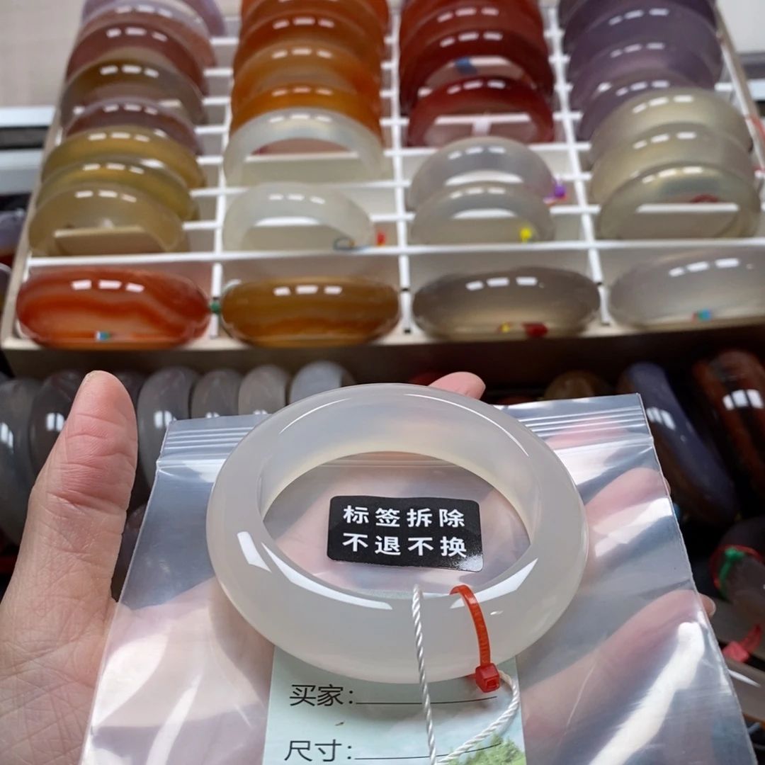 晴***宝玛瑙/玉髓未镶嵌手镯沙