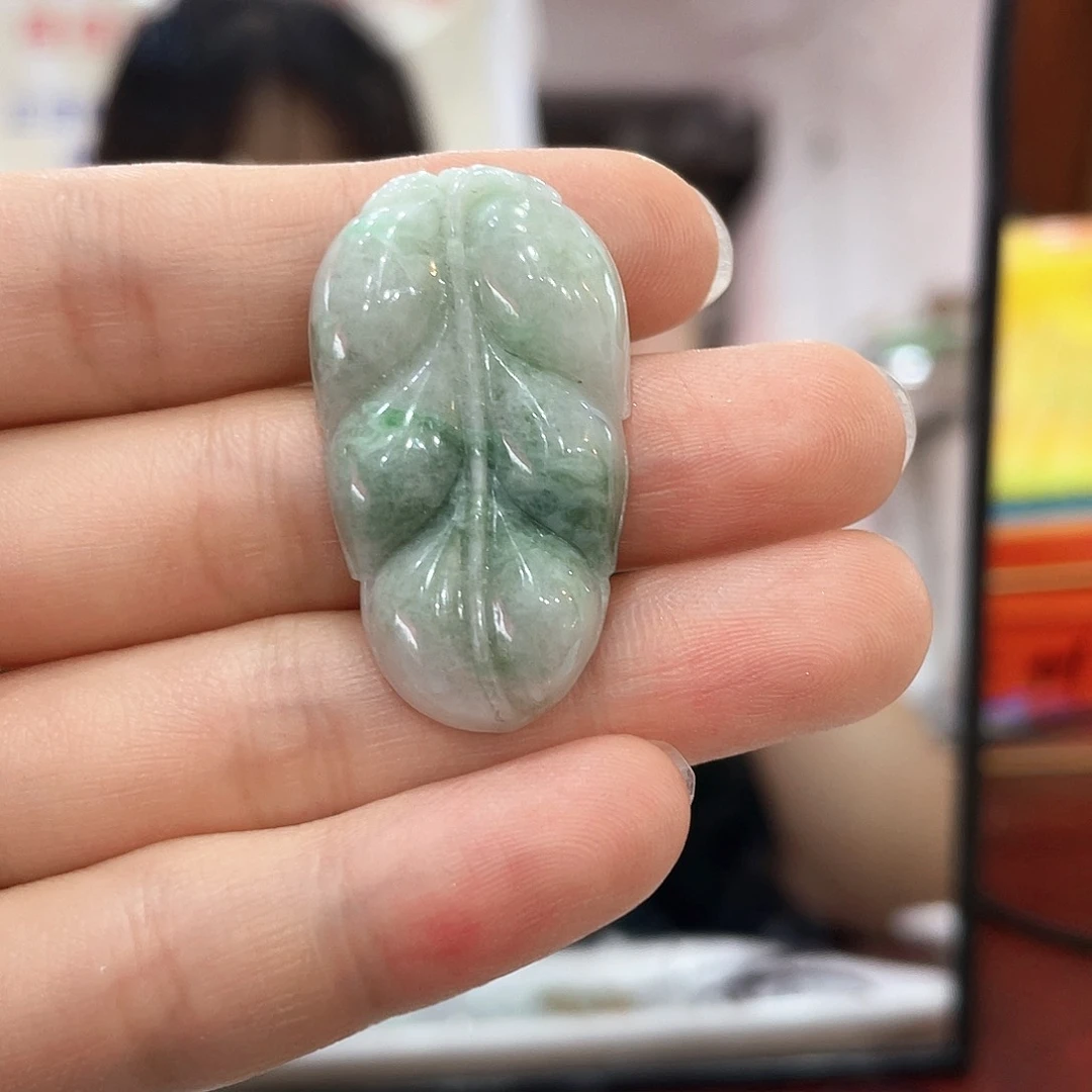 翡翠挂件未镶嵌带色叶子