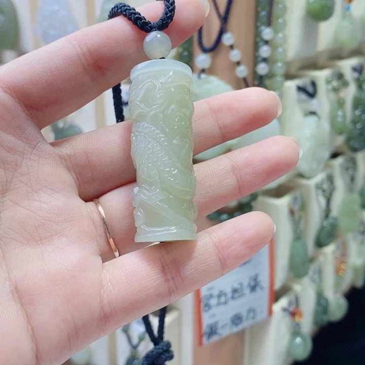 藕***连和田玉未镶嵌颈饰