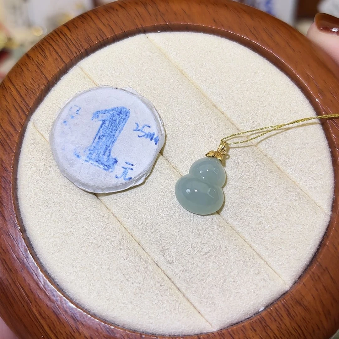 翡翠18K金镶嵌颈饰葫芦