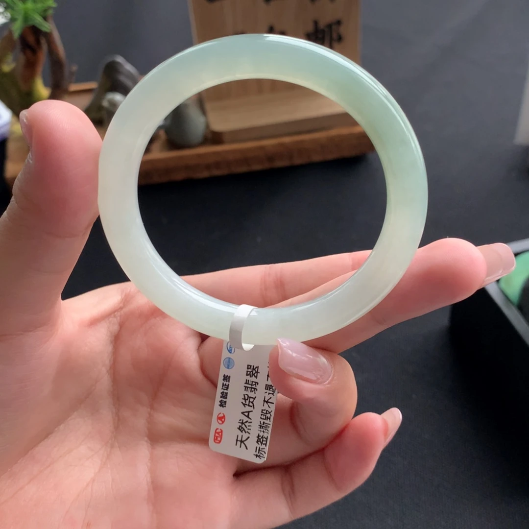 翡翠手镯未镶嵌翡翠