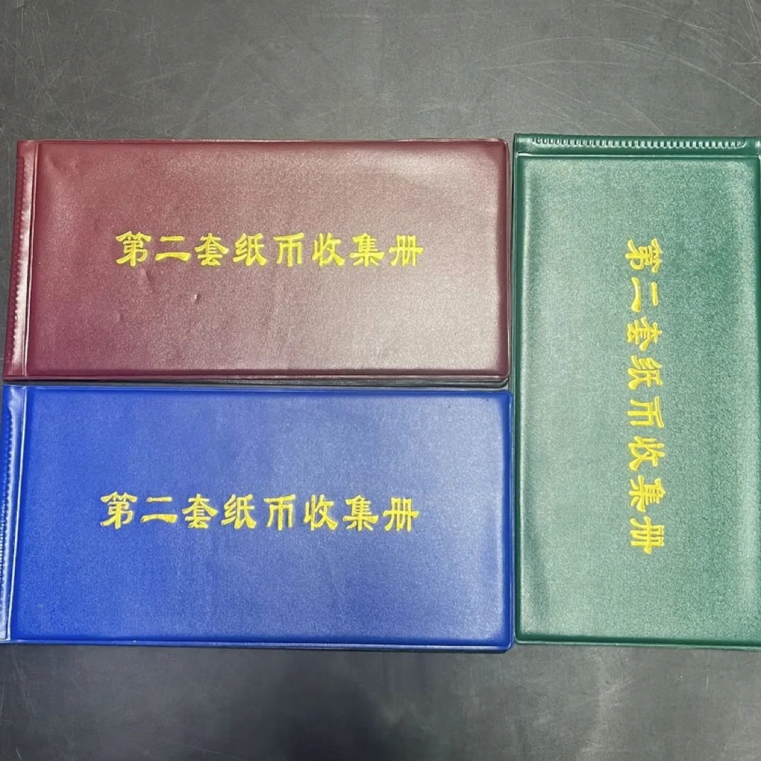收藏册内含第一套纪念物