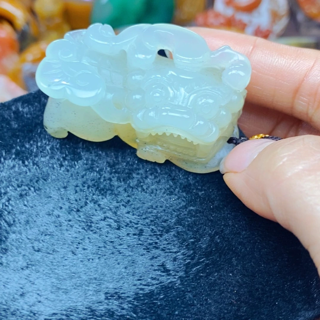 未镶嵌石英质玉（黄龙玉）颈饰