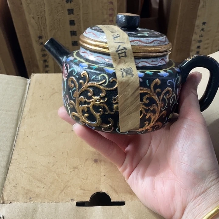 茶壶紫砂原矿泥料，手工制作的一把紫砂壶。