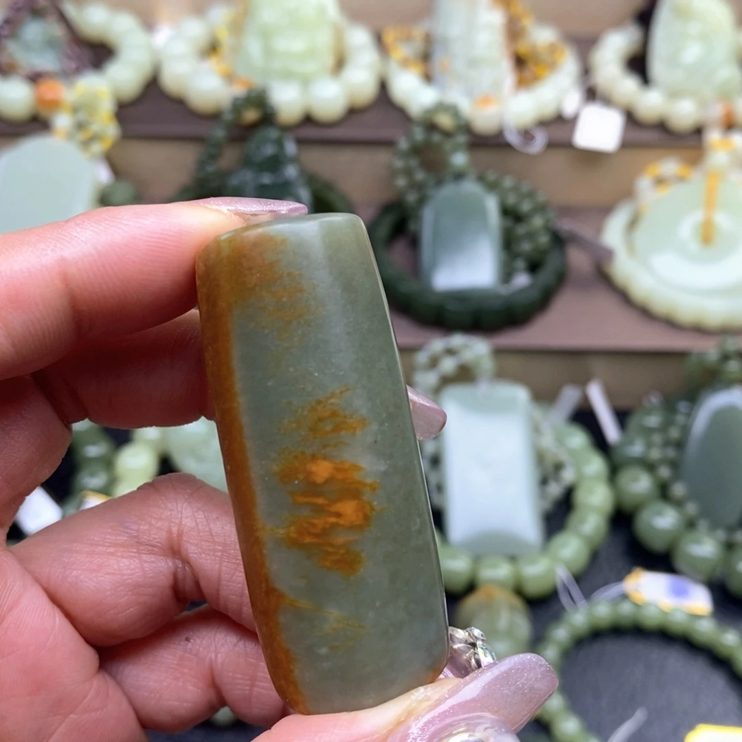 透闪石质玉未镶嵌车挂