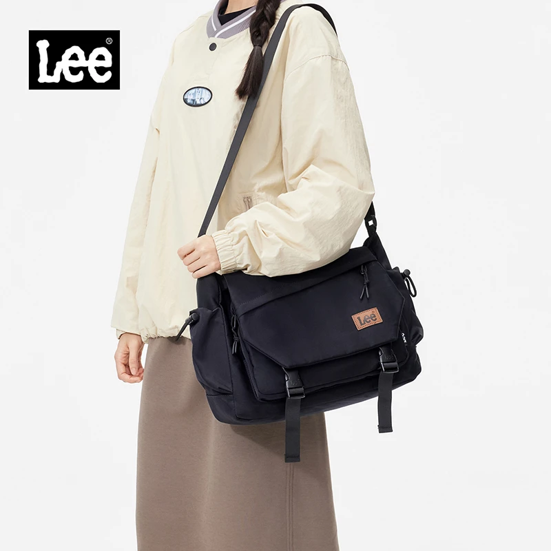 Lee潮牌男士单肩包春夏季上班通勤斜挎包轻便街头黑色邮差包女款