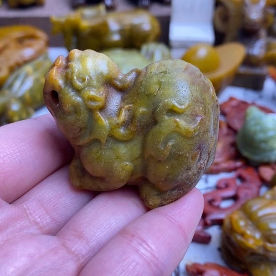 蛇纹石玉未镶嵌颈饰