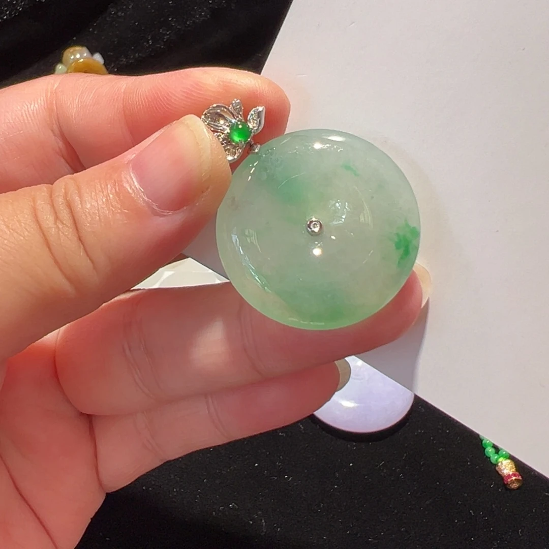 翡翠18K金镶嵌颈饰吊坠