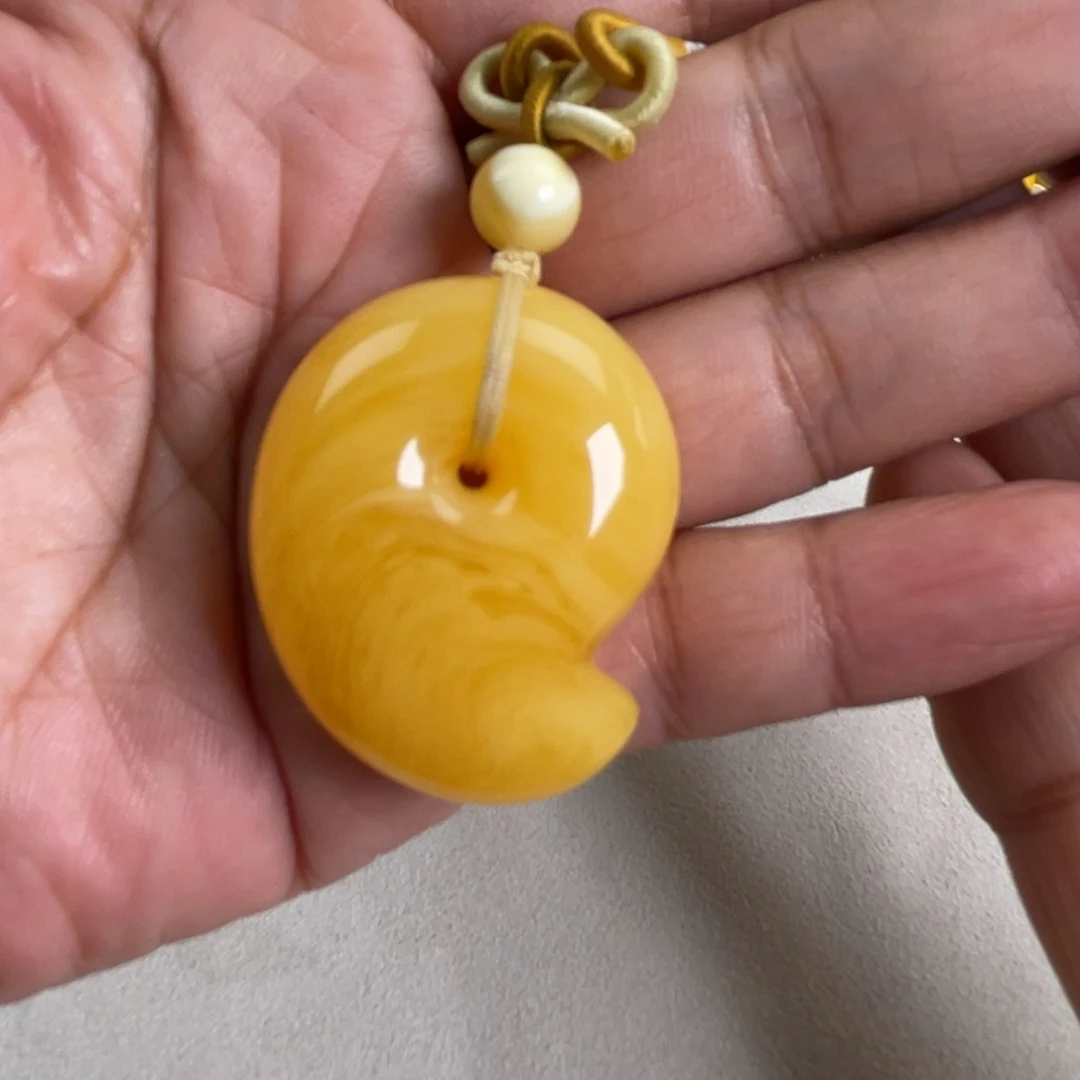 未镶嵌颈饰琥珀，