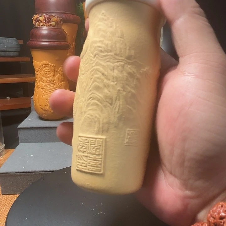 Y***y隐隐约约有几分相似之