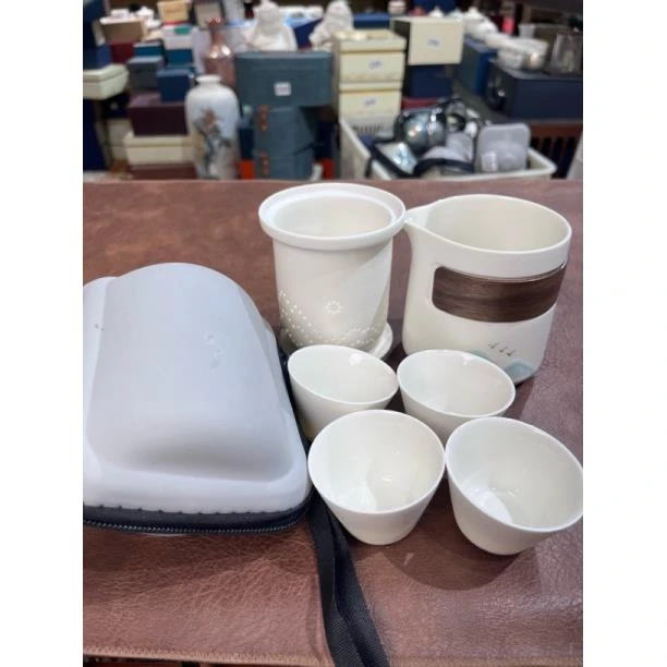 161远山图案白款旅行茶具一壶四杯