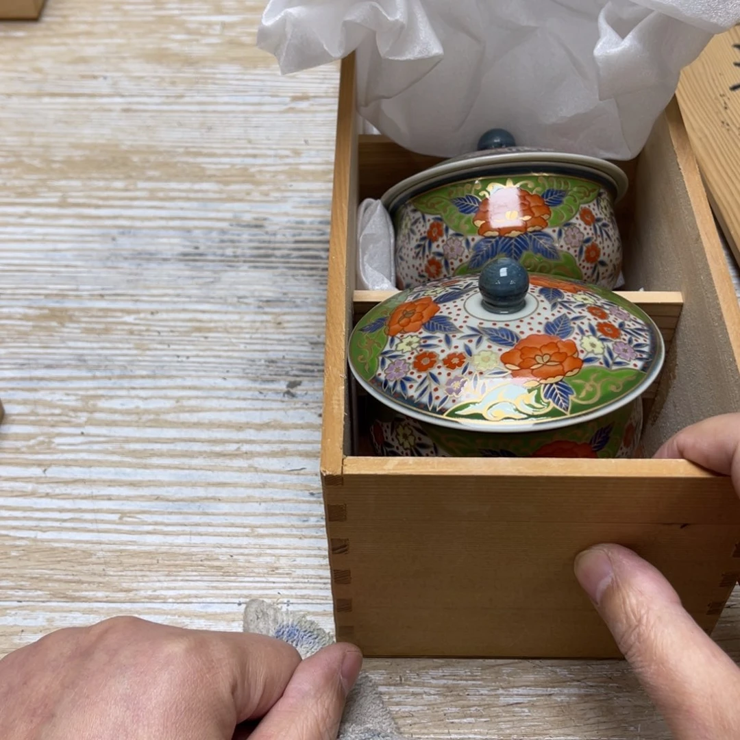 瓷片暗**影密密麻麻地排列着一个