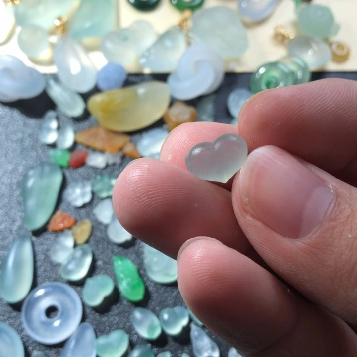 定制翡翠未镶嵌挂件