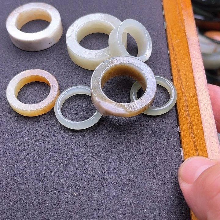 和田玉（糖玉）笔搁未镶嵌水**光