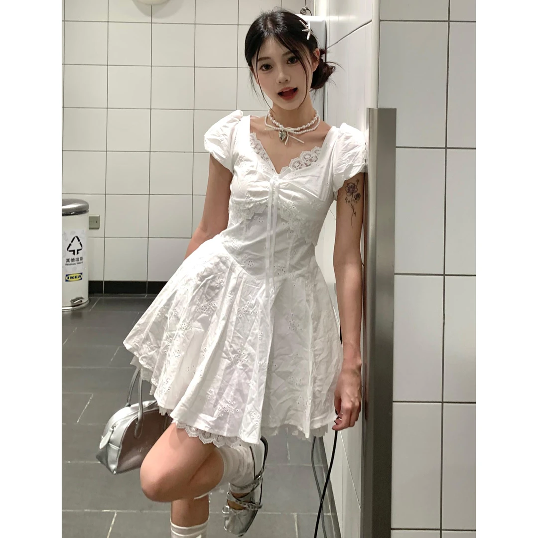 法式夏日镂空设计感V领蕾丝拼接连衣裙女掐腰显瘦初恋复古小白裙