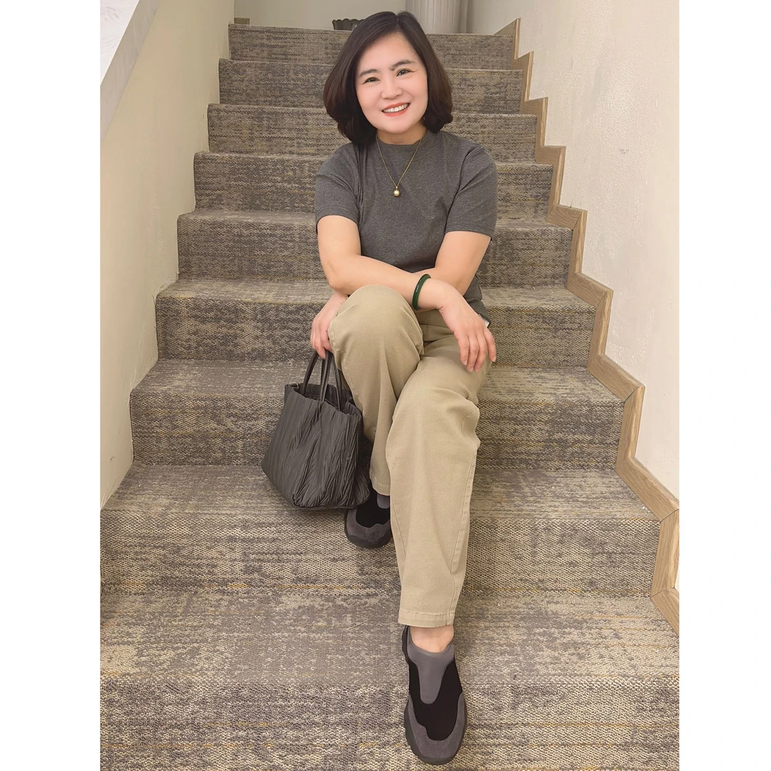 菲玛舒适复古薄款轻职风女装复古港风上衣圆领显瘦休闲时尚女装