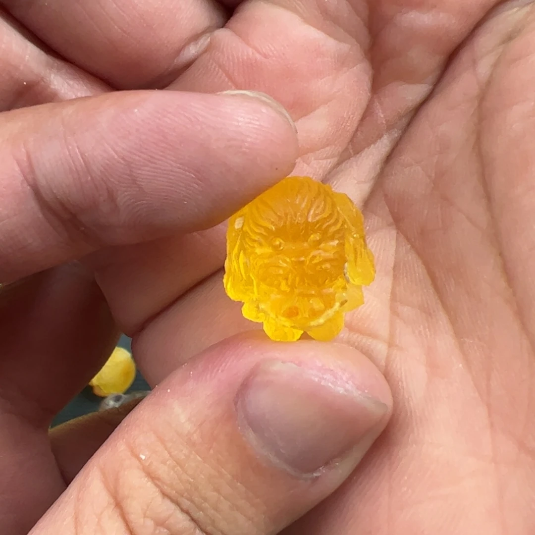 琥珀珠宝奇石未镶嵌月****?