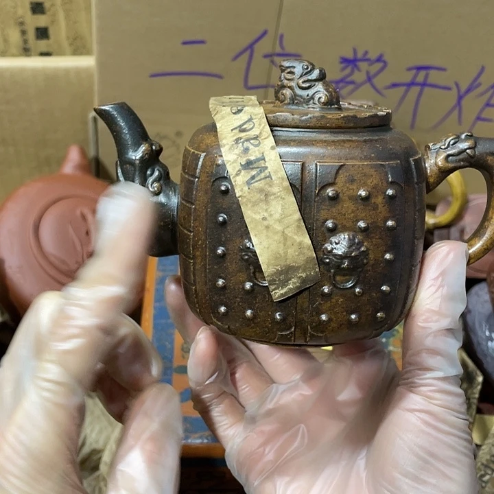 茶壶紫砂。原矿泥料，手工制作的一把紫砂壶。