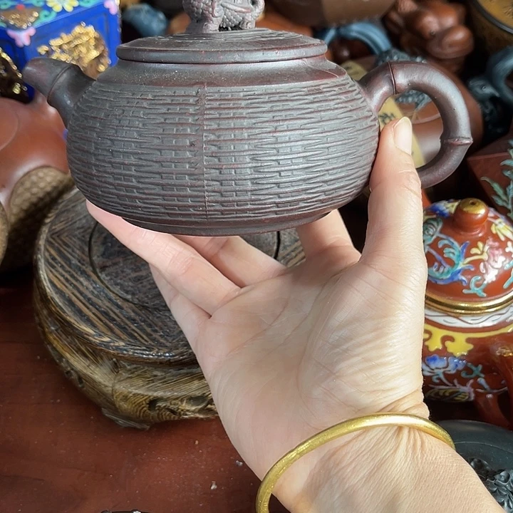 红泥茶壶原矿泥料手工制作的一把紫砂壶。