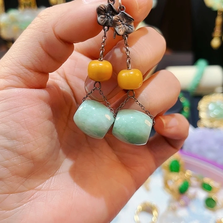 翡翠颈饰未镶嵌耳饰