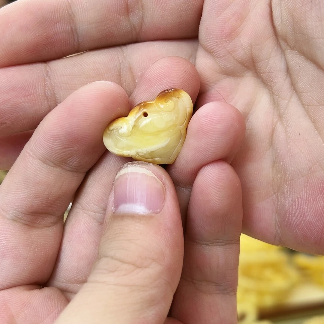 蜜蜡未镶嵌珠宝奇石