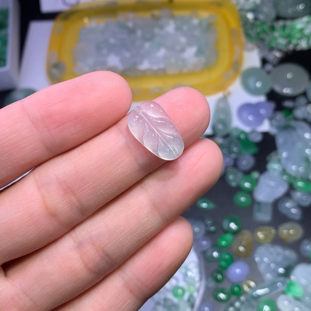 翡翠未镶嵌颈饰叶子