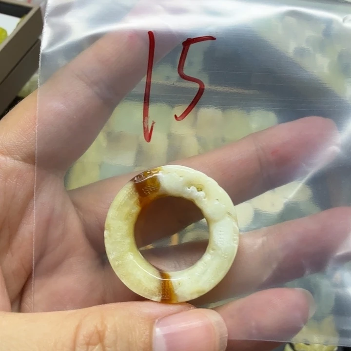 透闪石-蛇纹石玉吊坠未镶嵌