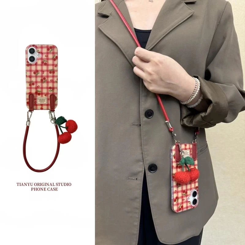 ins唯美喜庆针织樱桃挂件红格子适用iphone16pro手机壳苹果15新14