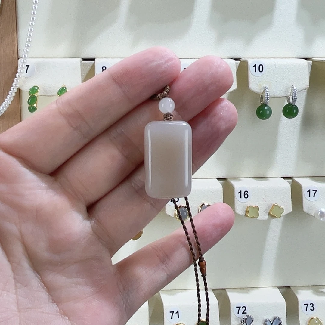 和田玉未镶嵌颈饰无事牌