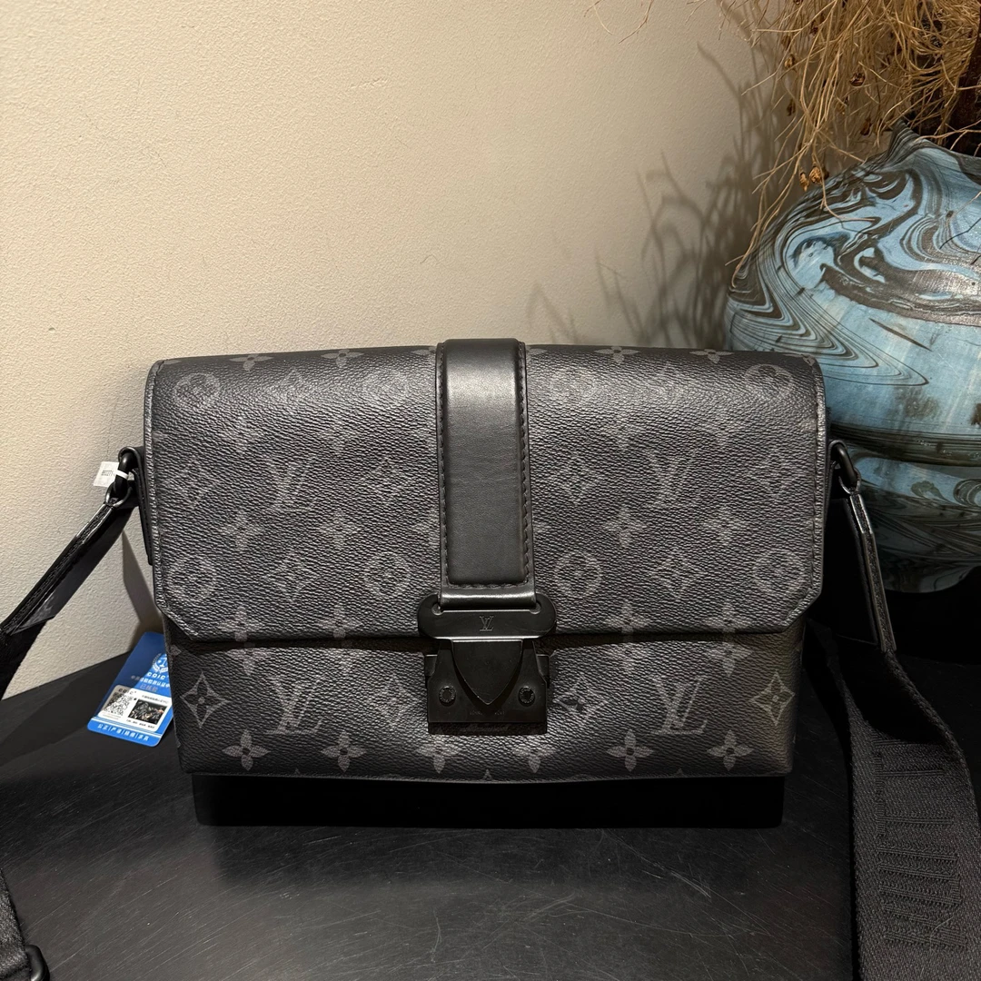 95新 LouisVuitton/路易威登 黑武士邮差包 男士休闲斜挎18778064