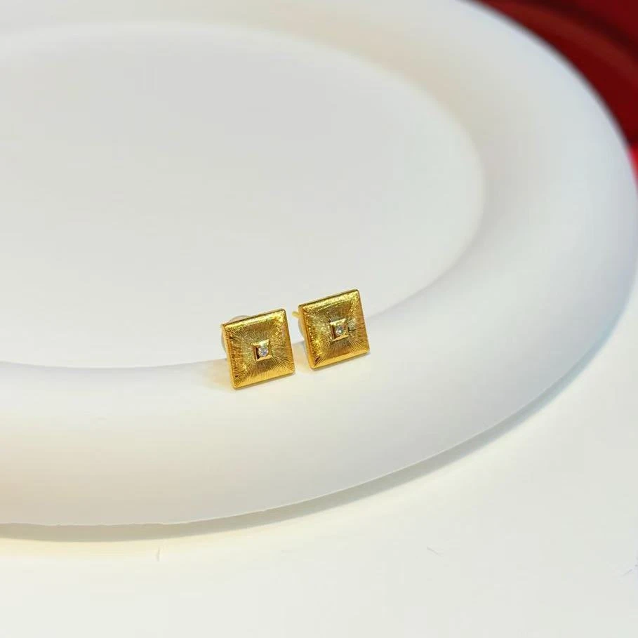 【红娘子】18K金镶嵌钻石方形耳针HNZ9544
