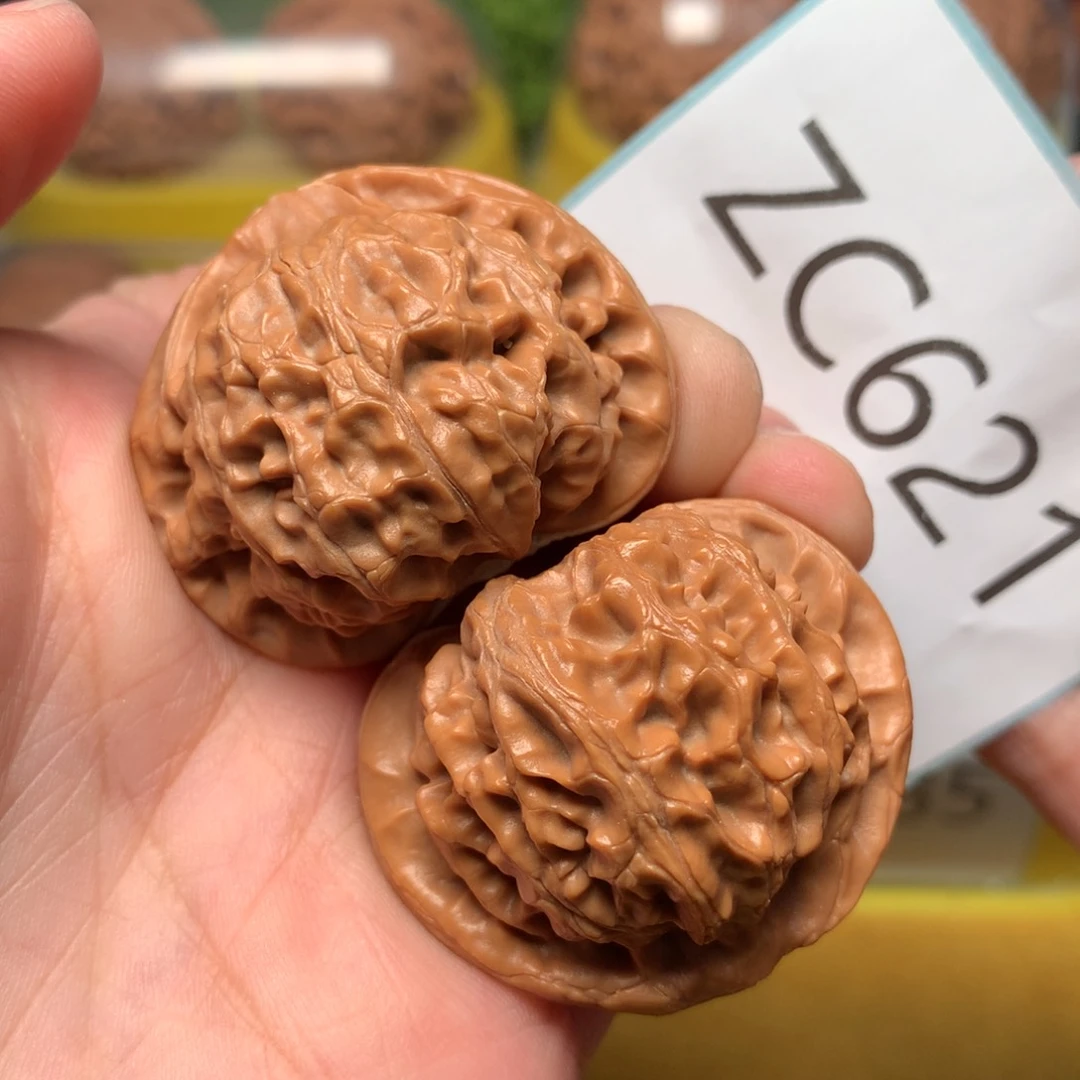 文玩核桃把件红皮肉球宫灯40