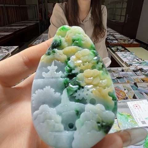 翡翠未镶嵌颈饰一个