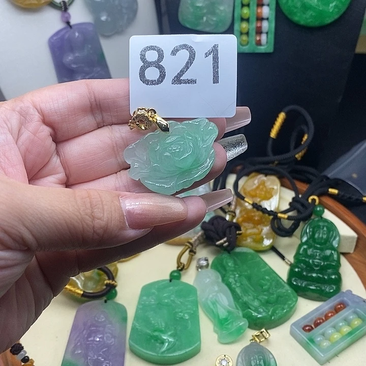 翡翠未镶嵌吊坠(赠链)