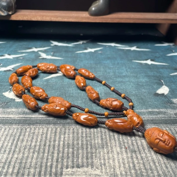 橄榄核手工雕刻财弥脖挂长串柳叶核老红油核雕刻