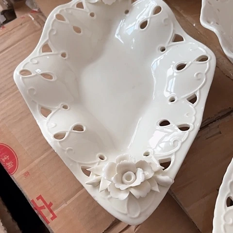 白瓷菱形捏花盘子
