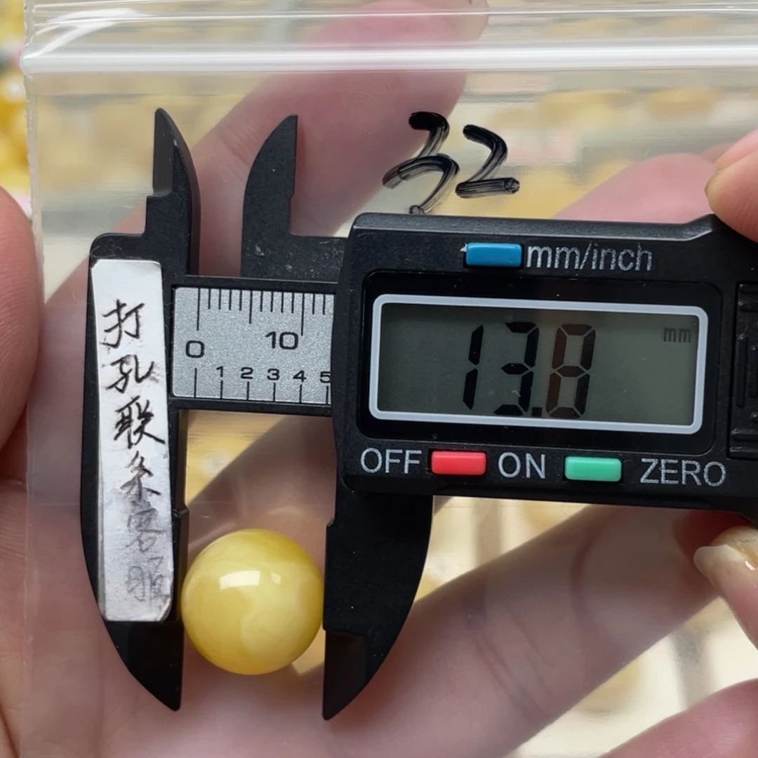 蜜蜡裸石未镶嵌“****”蜜蜡