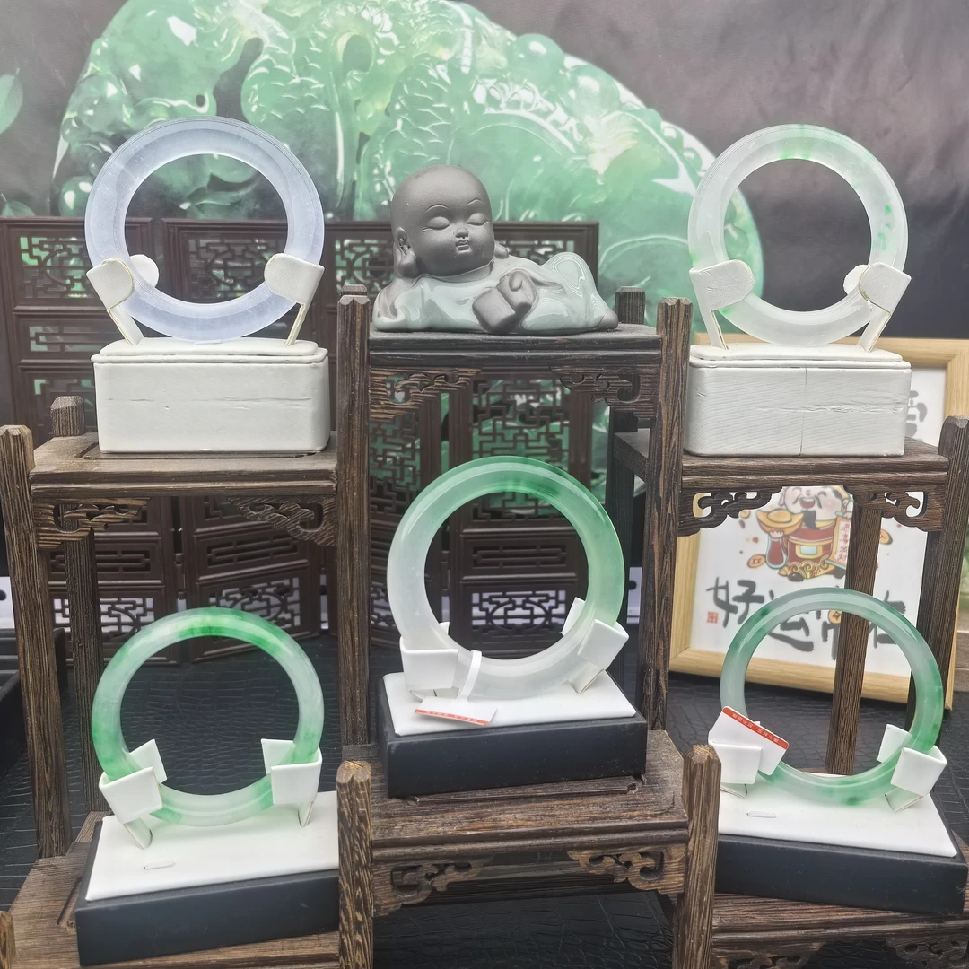 ）时尚冰透精美手镯