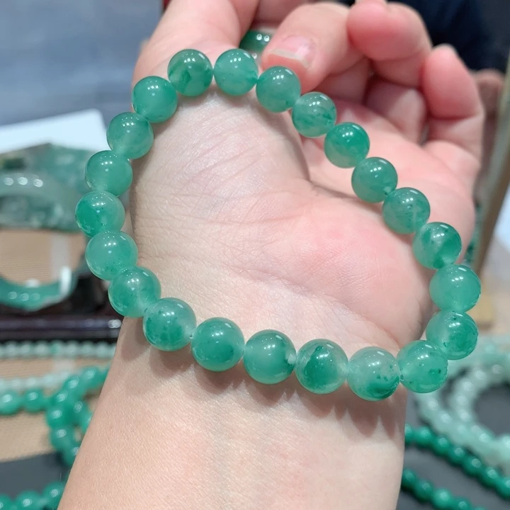 石英质玉（非洲翠）未镶嵌颈饰