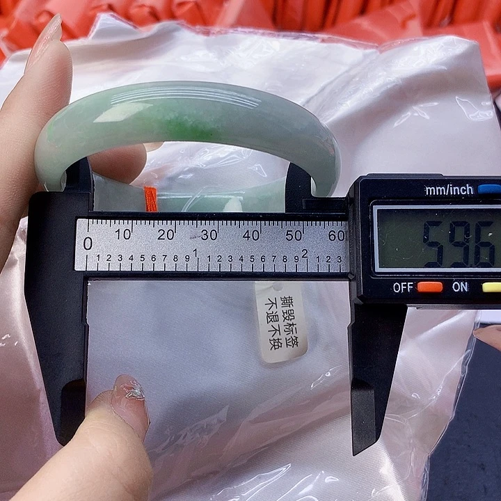 翡翠手镯未镶嵌187。