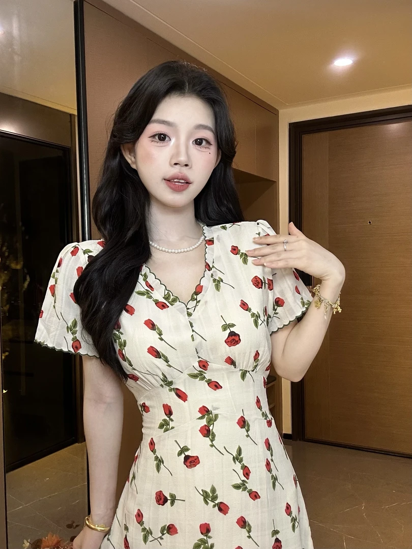 法式碎花v领连衣裙子女装夏季2025新款流行爆款收腰显瘦长裙9009