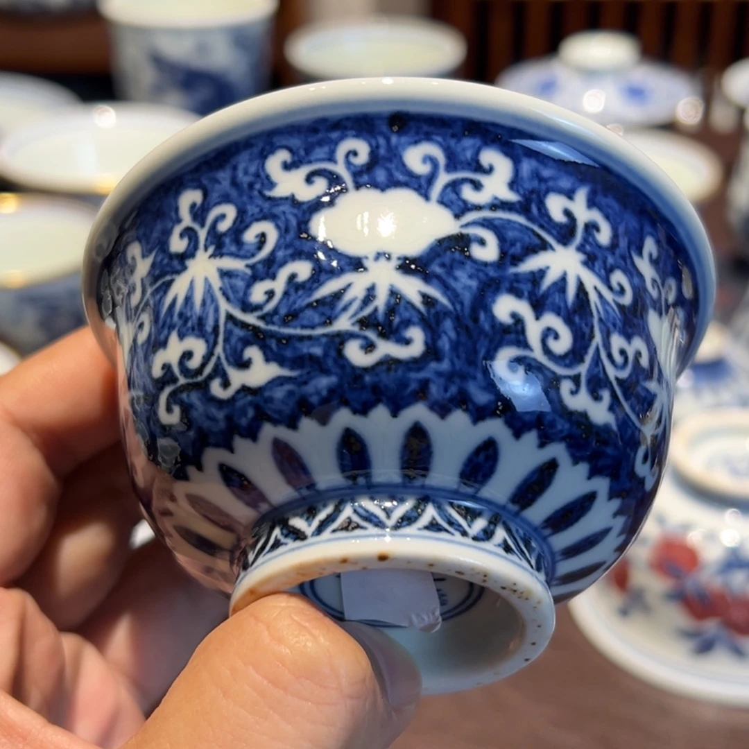 精品青花留白暗刻缠枝灵芝纹压手杯口径约9.5厘米