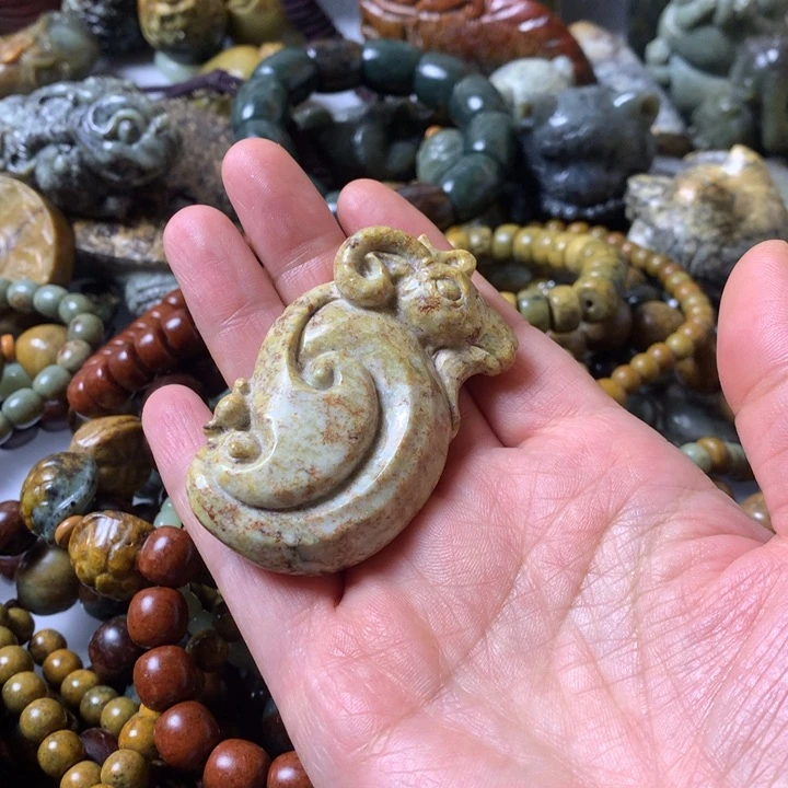 未镶嵌岫岩河磨玉（透闪石质玉）挂件