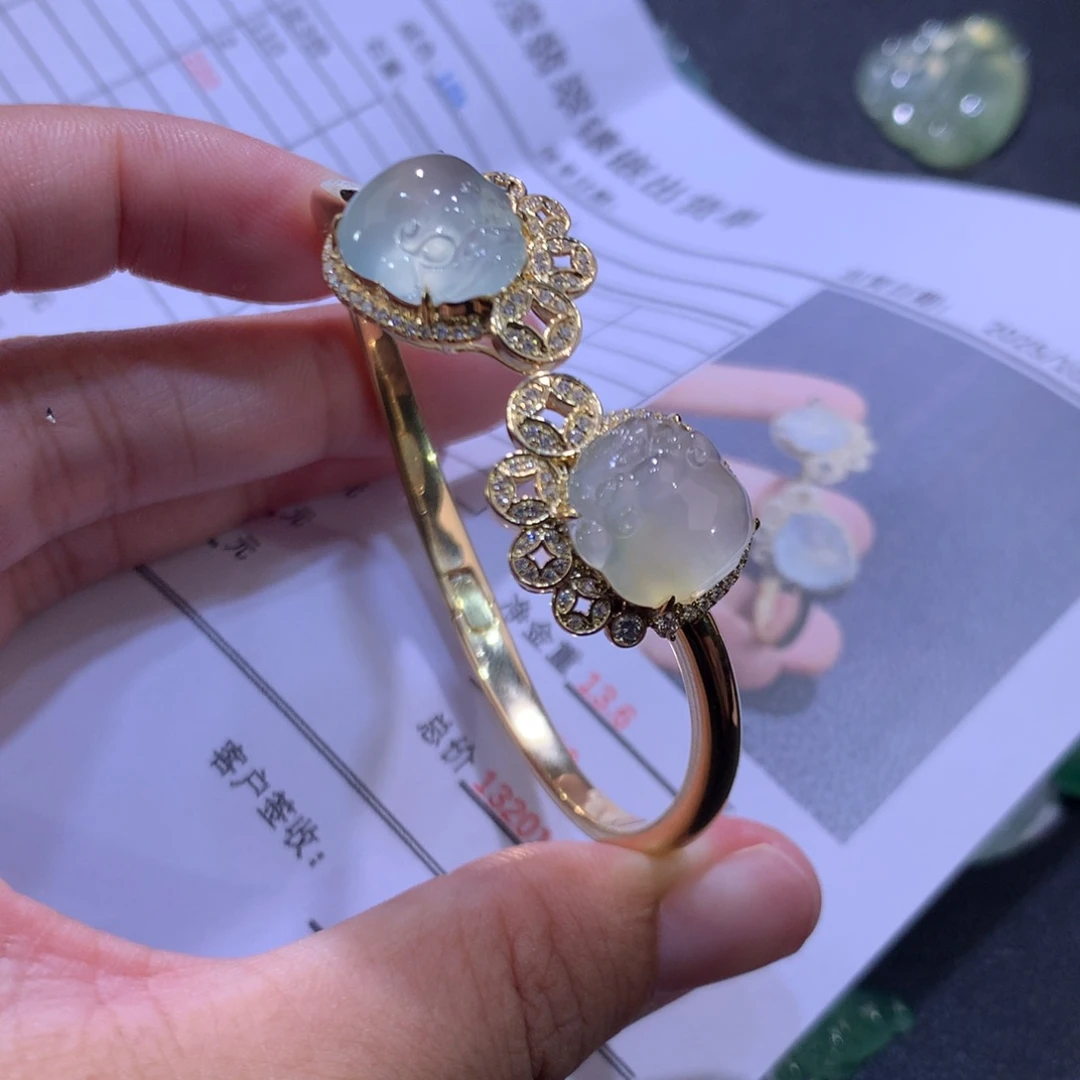 樱***子翡翠18K金镶嵌手镯