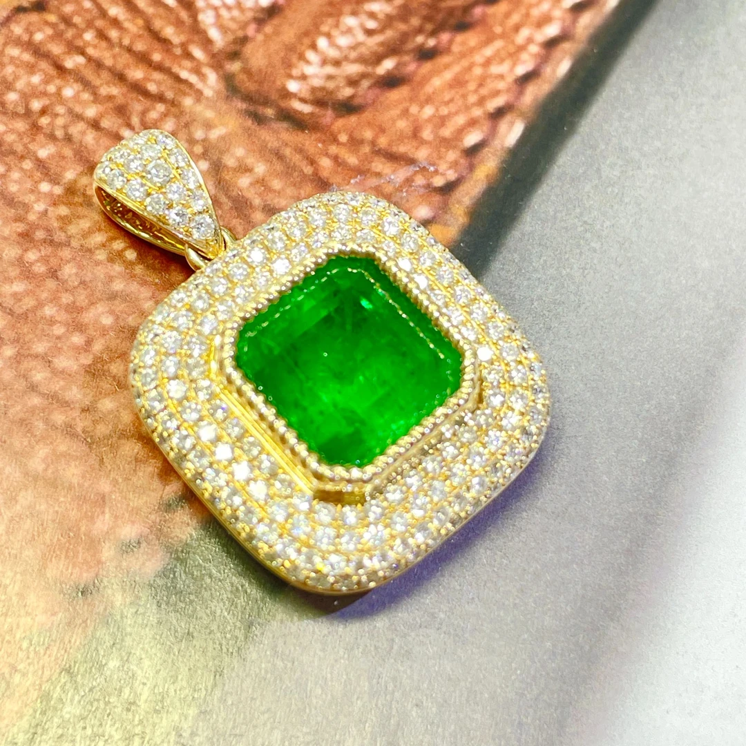 18K金镶钻石天然祖母绿吊坠6.11克拉潘杰希尔产地