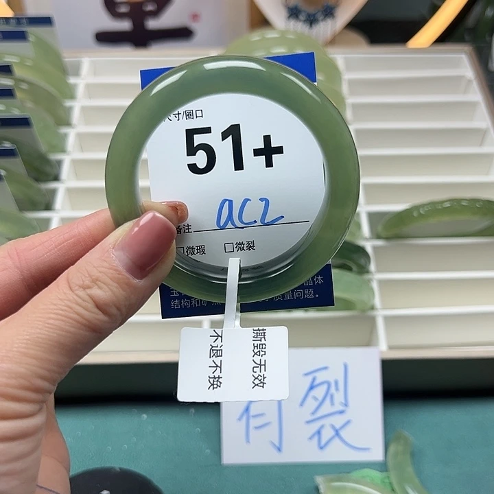 蛇纹石玉手镯未镶嵌但****米