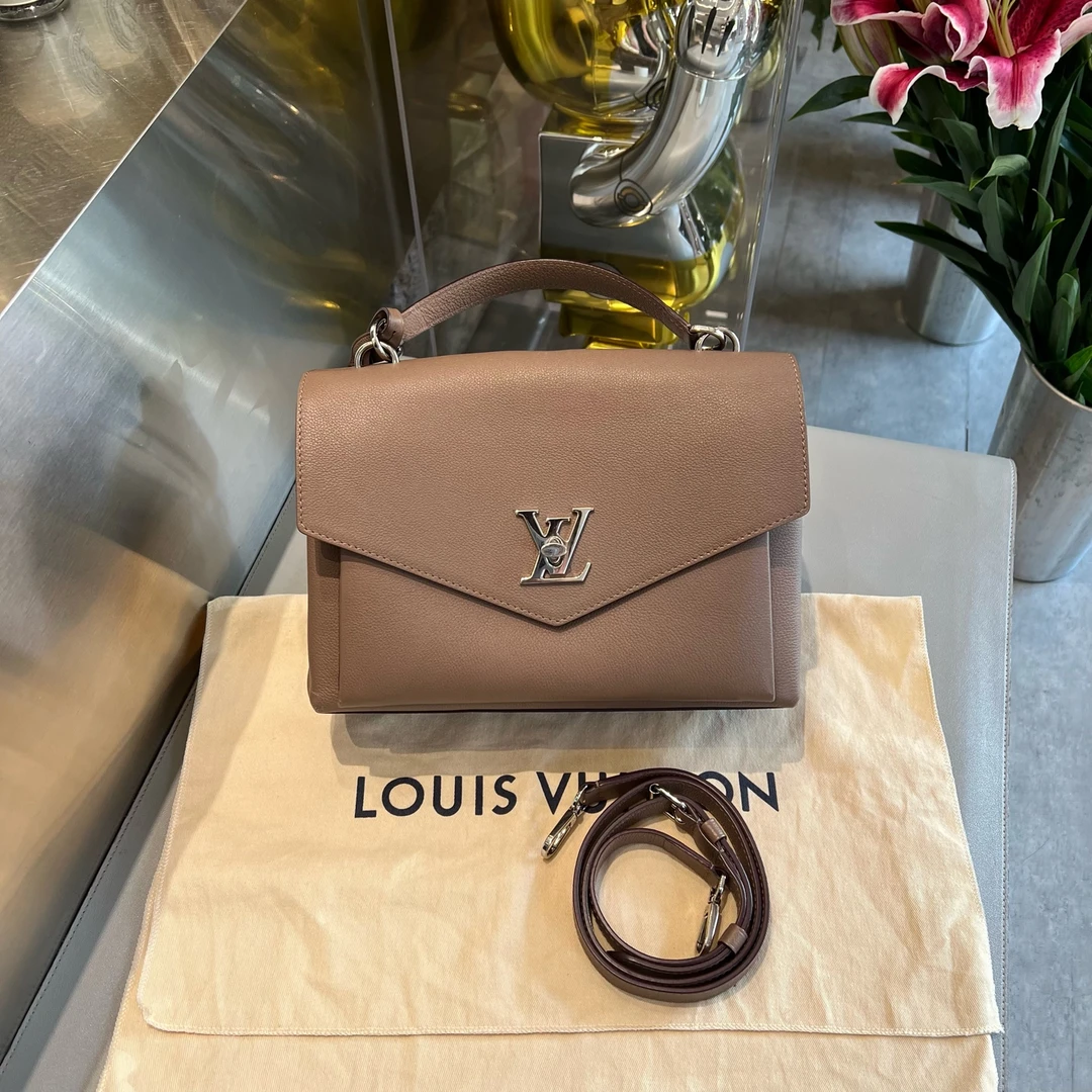 99新 LouisVuitton/路易威登 Lockme邮差包 沙色全皮 气场十足